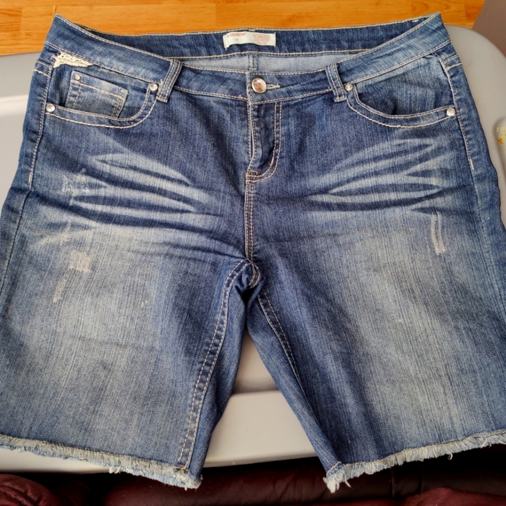 No Boundaries size 17 denim shorts